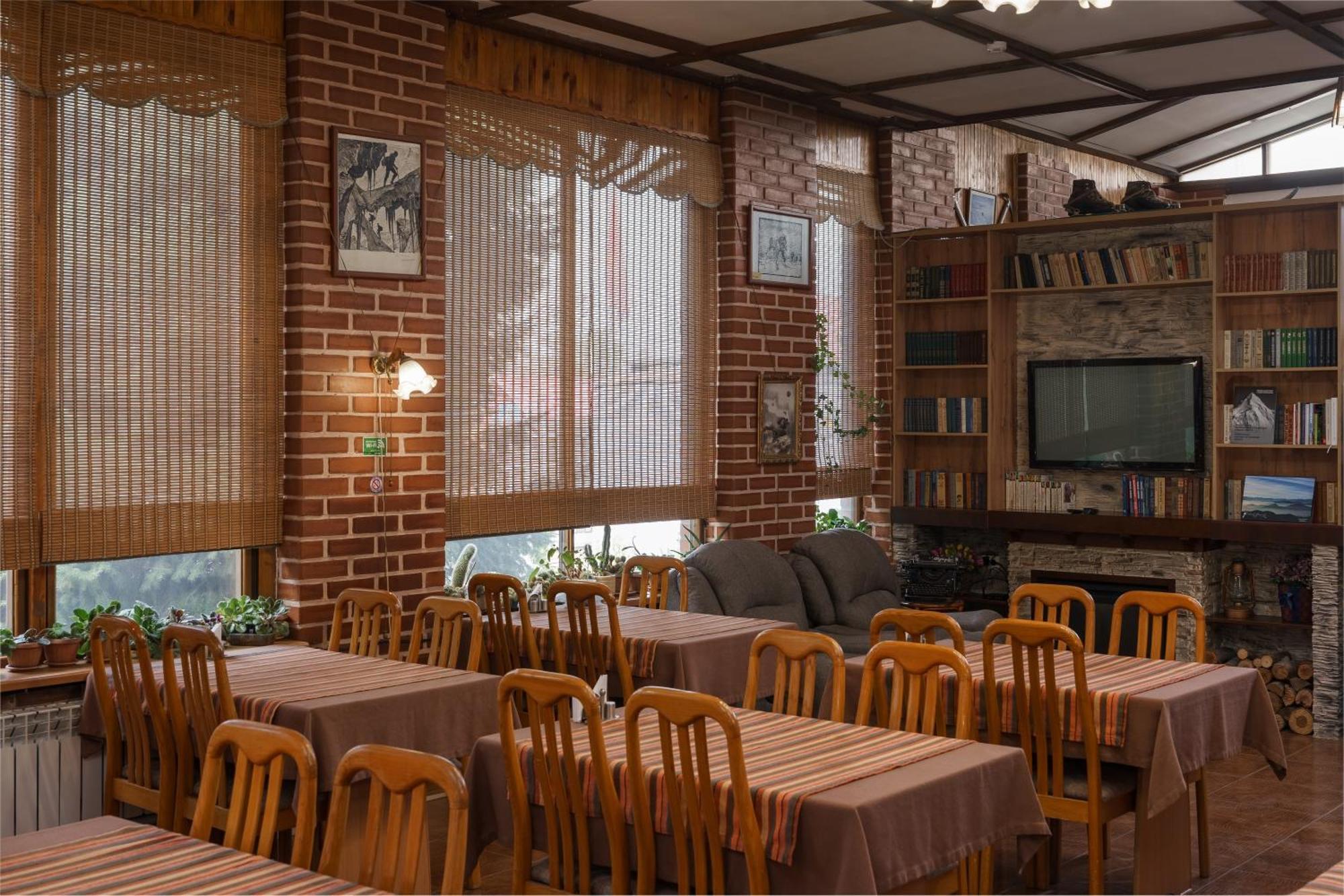 Alpinist Hotel Bishkek Ngoại thất bức ảnh