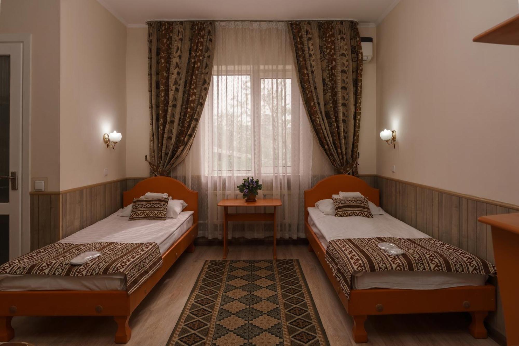 Alpinist Hotel Bishkek Ngoại thất bức ảnh