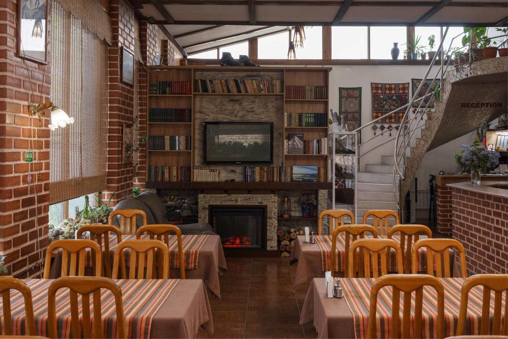 Alpinist Hotel Bishkek Ngoại thất bức ảnh