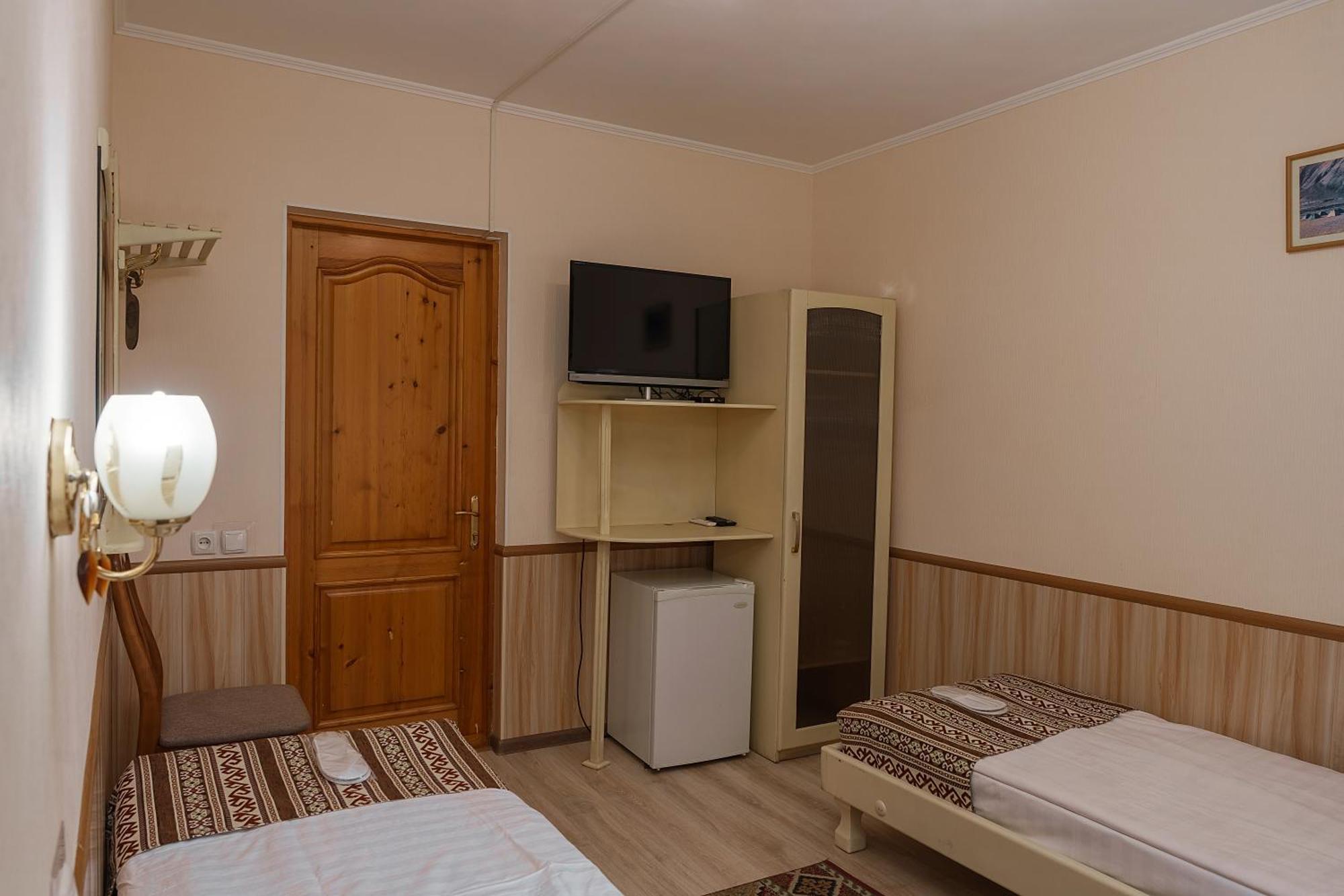 Alpinist Hotel Bishkek Ngoại thất bức ảnh