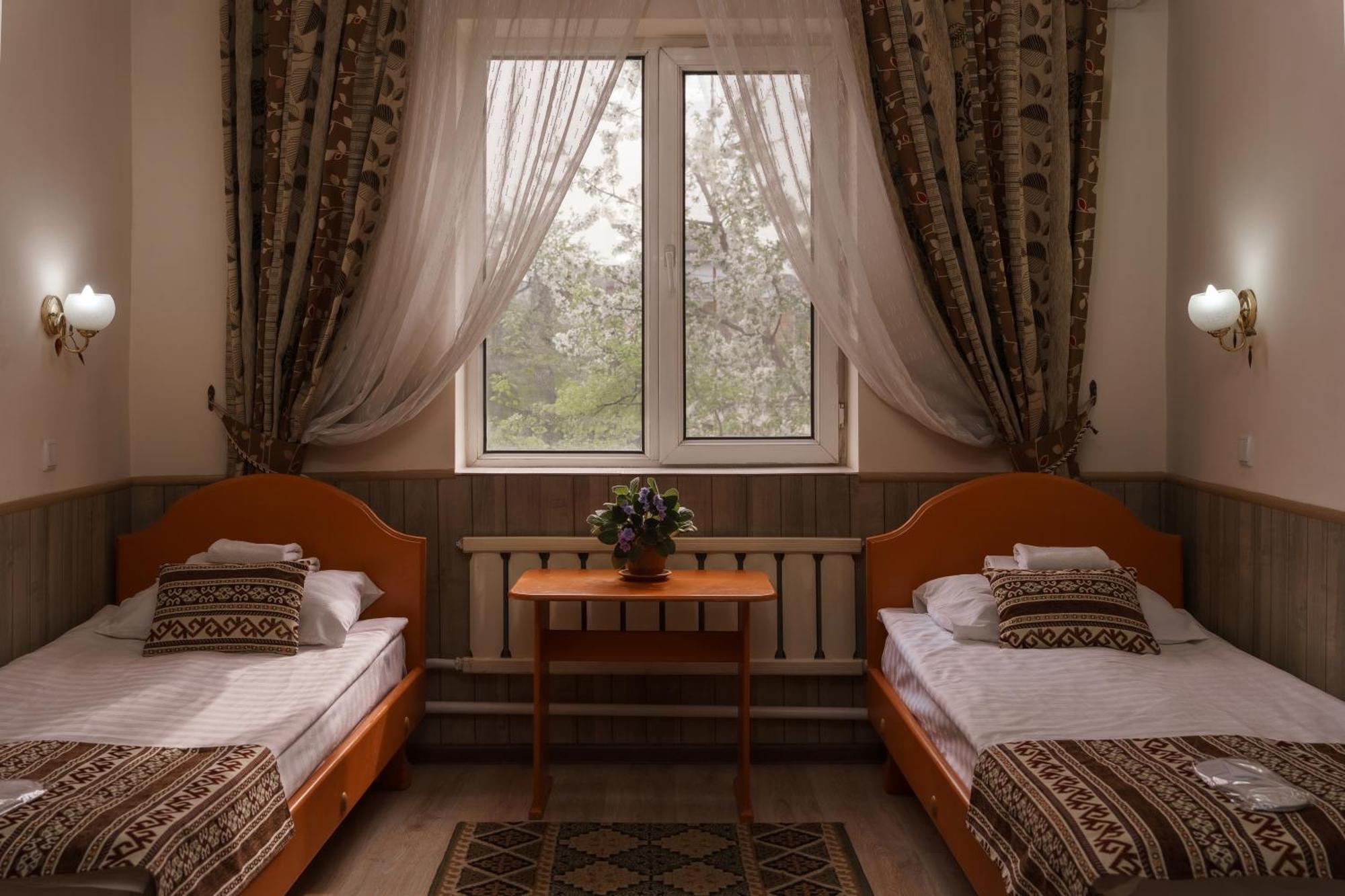 Alpinist Hotel Bishkek Ngoại thất bức ảnh