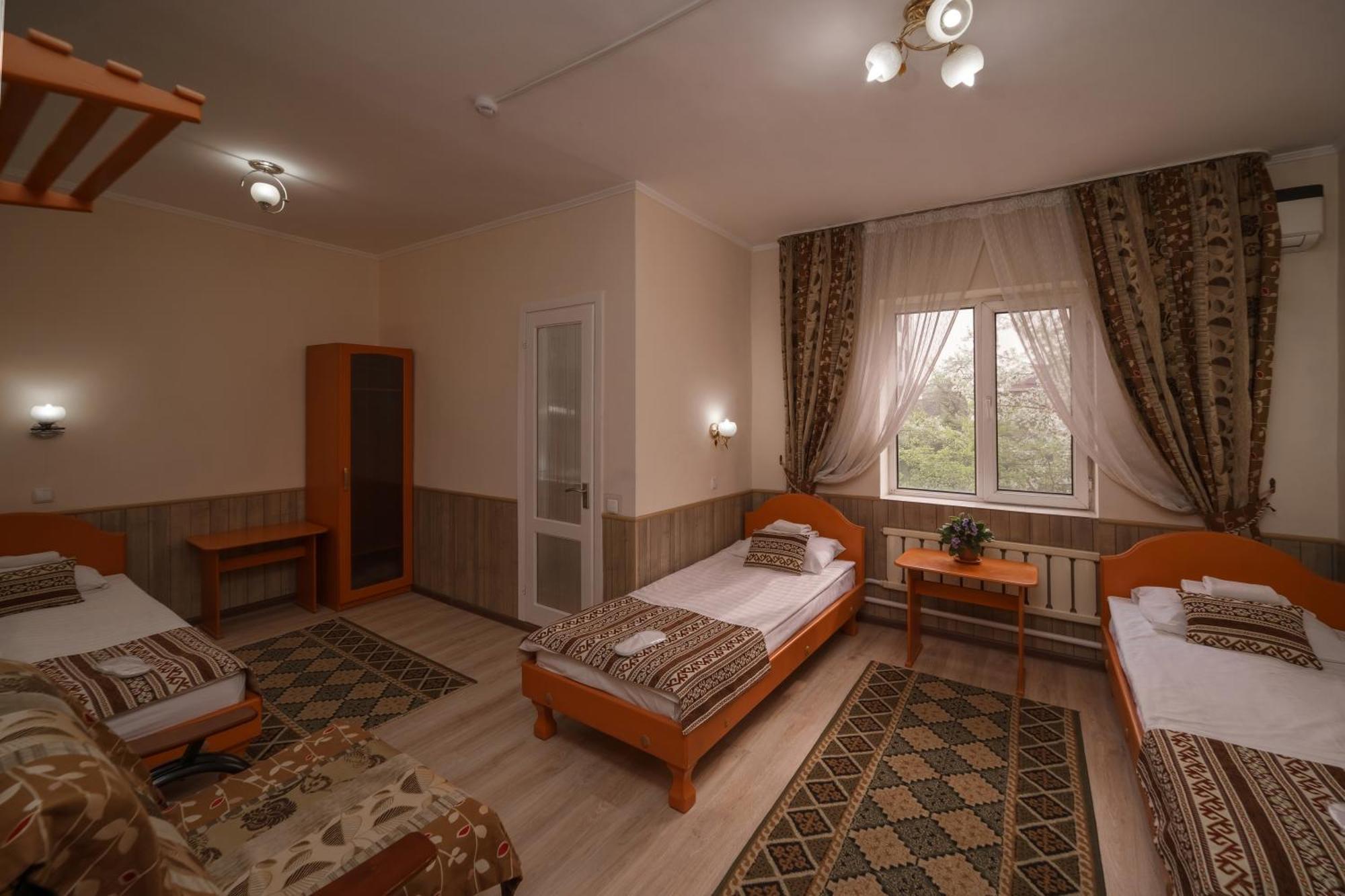 Alpinist Hotel Bishkek Ngoại thất bức ảnh