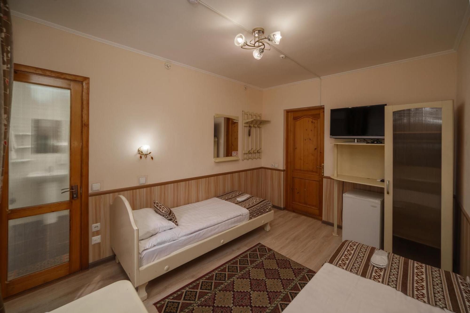 Alpinist Hotel Bishkek Ngoại thất bức ảnh