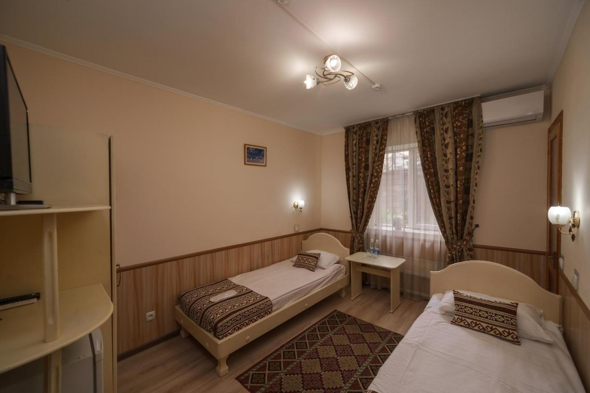 Alpinist Hotel Bishkek Ngoại thất bức ảnh