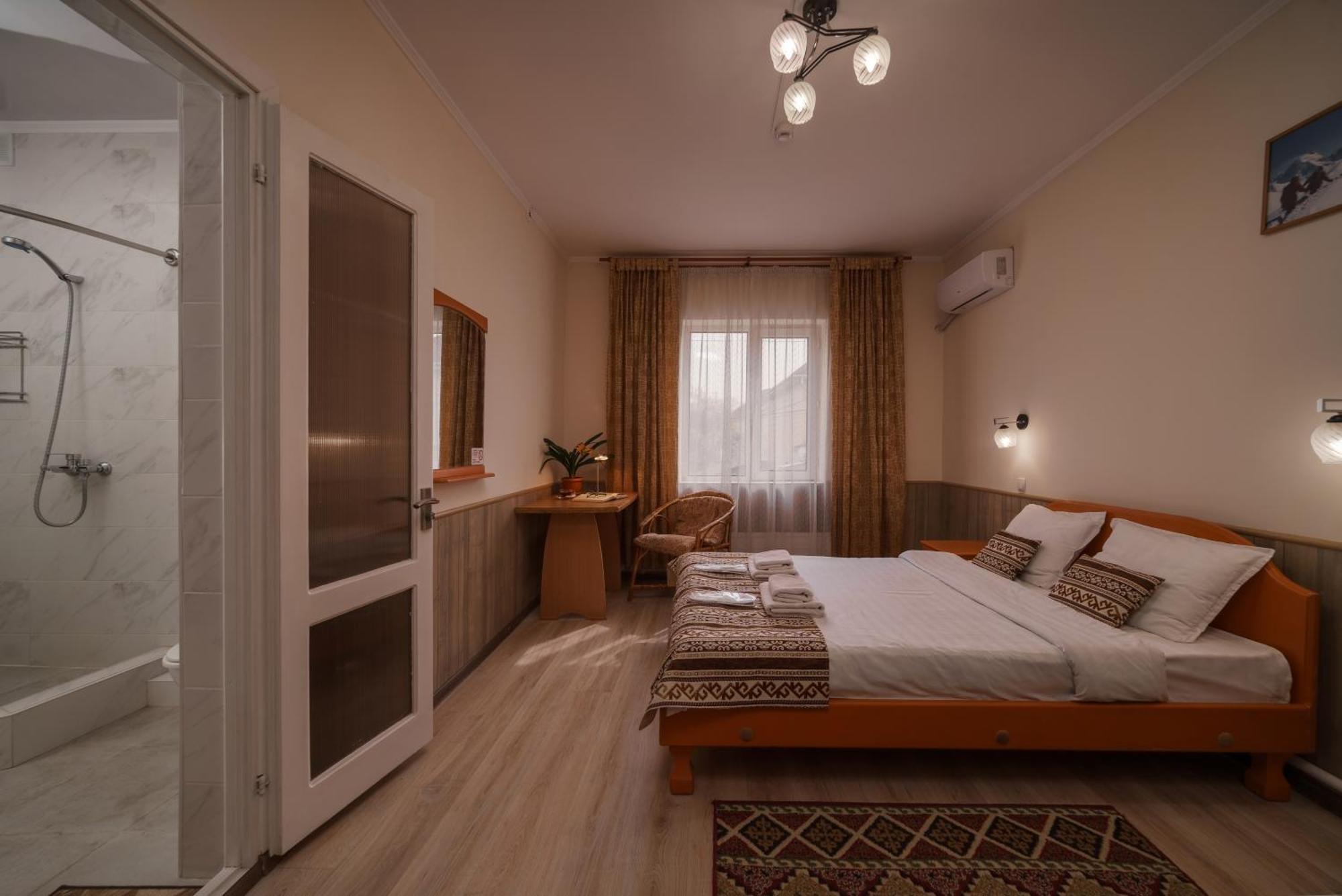 Alpinist Hotel Bishkek Ngoại thất bức ảnh