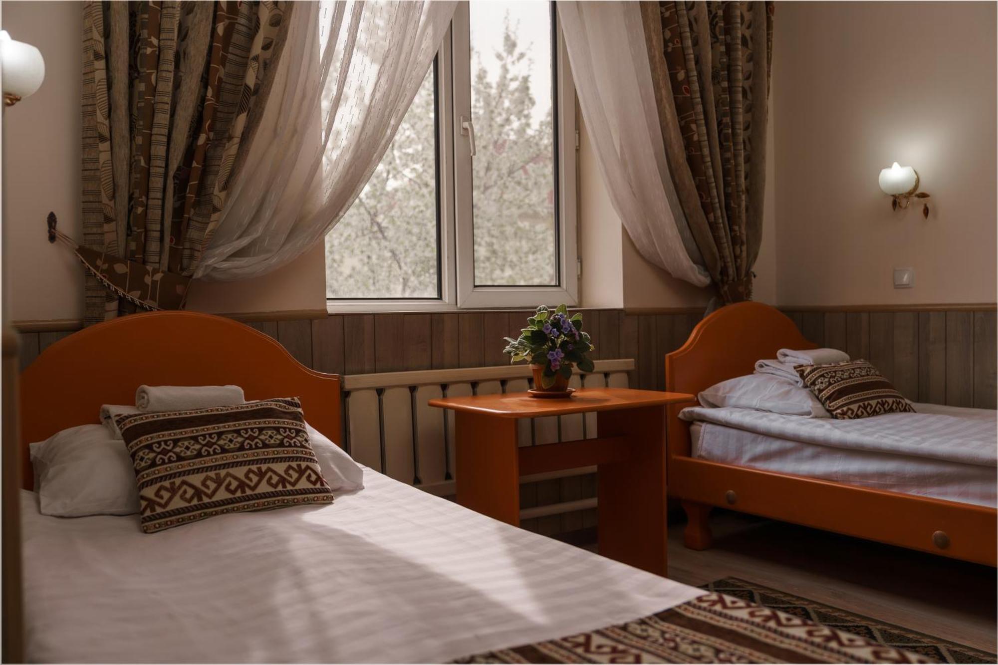 Alpinist Hotel Bishkek Ngoại thất bức ảnh