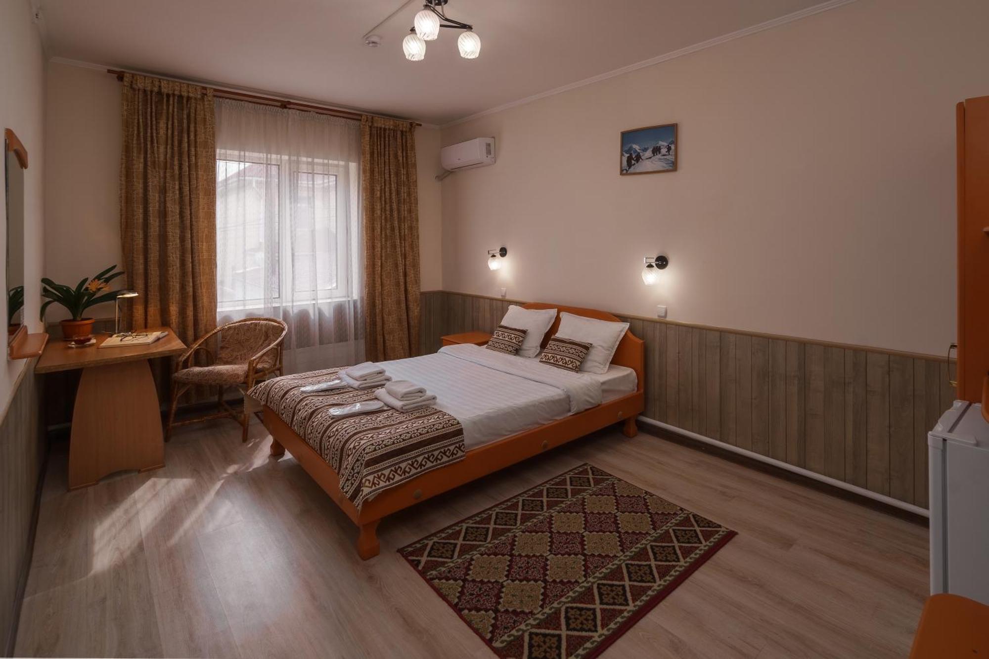 Alpinist Hotel Bishkek Ngoại thất bức ảnh