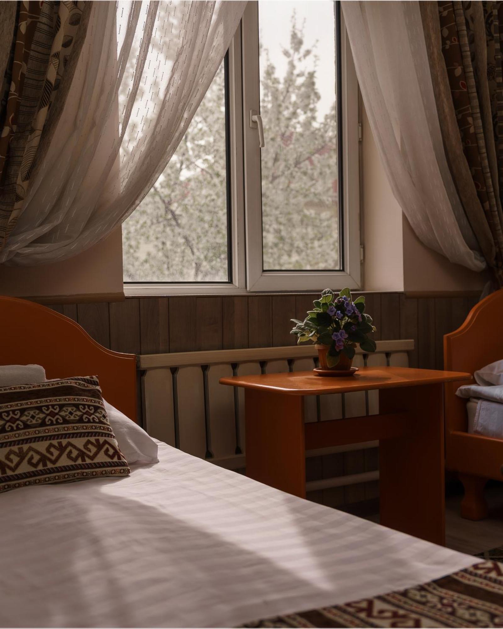 Alpinist Hotel Bishkek Ngoại thất bức ảnh