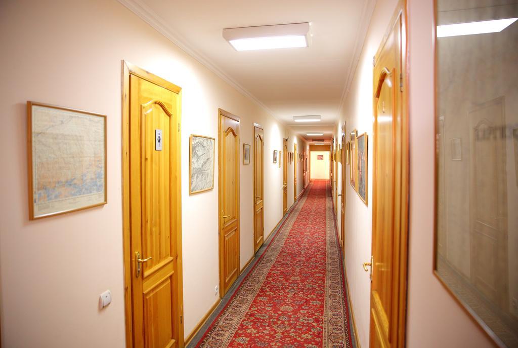 Alpinist Hotel Bishkek Ngoại thất bức ảnh